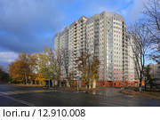 Жилой комплекс «Леоновский парк» осенью, район Кучино, Балашиха (2015 год). Редакционное фото, фотограф Алексей Гусев / Фотобанк Лори