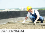 worker roofer with float lute. Стоковое фото, фотограф Дмитрий Калиновский / Фотобанк Лори