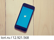 IPhone с иконкой Твиттера на деревянном фоне (2015 год). Редакционное фото, фотограф Вдовиченко Денис / Фотобанк Лори