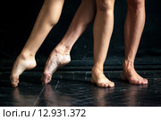 Close-up ballerina&#39;s legs on the black wooden floor. Стоковое фото, фотограф Volodymyr Melnyk / PantherMedia / Фотобанк Лори