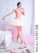Professional ballet dancer posing on pink. Стоковое фото, фотограф Volodymyr Melnyk / PantherMedia / Фотобанк Лори