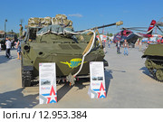 Боевая машина десанта БМД-2 "Будка" с парашютом на Международном военно-техническом форуме "Армия-2015". Кубинка, военно-патриотический парк "Патриот" Редакционное фото, фотограф Игорь Долгов / Фотобанк Лори