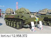 Боевая машина десанта БМД-4 с парашютом на Международном военно-техническом форуме "Армия-2015". Кубинка, военно-патриотический парк "Патриот" Редакционное фото, фотограф Игорь Долгов / Фотобанк Лори