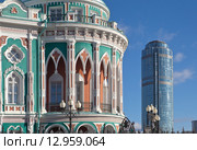 Фрагмент дома Севастьянова и небоскрёб "Высоцкий". Екатеринбург (2015 год). Редакционное фото, фотограф Сергей Афанасьев / Фотобанк Лори