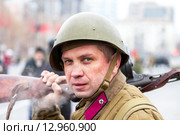 Солдат Красной армии после реконструкции парада 1941 года в Куйбышеве (2014 год). Редакционное фото, фотограф FotograFF / Фотобанк Лори
