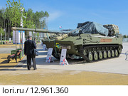 Самоходная противотанковая десантная пушка 2С25 "Спрут-СД" с парашютом на Международном военно-техническом форуме "Армия-2015". Кубинка, военно-патриотический парк "Патриот" Редакционное фото, фотограф Игорь Долгов / Фотобанк Лори