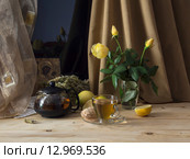 Фиточай с железницей (Sideritis scardica) или греческий горный чай и букет желтых роз. Стоковое фото, фотограф Татьяна Ляпи / Фотобанк Лори
