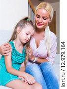Nanny calming a fretful child. Стоковое фото, фотограф Яков Филимонов / Фотобанк Лори