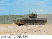 Самоходная противотанковая десантная пушка 2С25М "Спрут-СДМ1" на Международном военно-техническом форуме "Армия-2015" на полигоне "Алабино" в Московской области. Редакционное фото, фотограф Игорь Долгов / Фотобанк Лори
