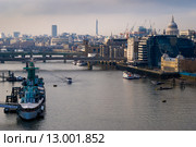 Вид на Темзу и Лондон с Тауэрского моста (2006 год). Редакционное фото, фотограф Алексей Брославец / Фотобанк Лори
