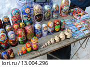 Торговые прилавки с сувенирами (2013 год). Редакционное фото, фотограф Юрий Морозов / Фотобанк Лори