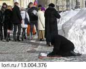 Нищая старушка просит милостыню на Моховой улице в Москве (2010 год). Редакционное фото, фотограф lana1501 / Фотобанк Лори