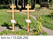 Могилы около храма Казанской Божией матери в Богородицке (2015 год). Стоковое фото, фотограф Илюхина Наталья / Фотобанк Лори