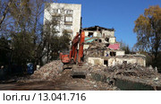 Экскаватор сносит жилой дом в Москве (2015 год). Редакционное видео, видеограф Владимир Журавлев / Фотобанк Лори