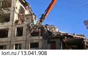 Экскаватор сносит жилой дом в Москве (2015 год). Стоковое видео, видеограф Владимир Журавлев / Фотобанк Лори