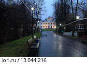 Музей-усадьба Остафьево поздним вечером (2015 год). Редакционное фото, фотограф Яна Королёва / Фотобанк Лори