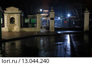 Вход на территорию музея-усадьбы Остафьево поздним вечером (2015 год). Редакционное фото, фотограф Яна Королёва / Фотобанк Лори