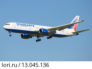 Самолет Boeing 767-300 (EI-UNA) компании Трансаэро перед посадкой в аэропорту Пулково (2015 год). Редакционное фото, фотограф Виктор Карасев / Фотобанк Лори