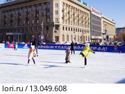 Дети на ледовом катке. Волгоград (2015 год). Редакционное фото, фотограф Владимир Арсентьев / Фотобанк Лори