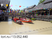 Плавучий рынок в Паттайе (Pattaya Floating market). Туристы катаются на лодке по каналам рынка (2013 год). Редакционное фото, фотограф Григорий Писоцкий / Фотобанк Лори