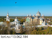 Город Верхотурье. Свято-Николаевский мужской монастырь с высоты колокольни верхотурского кремля, Крестовоздвижеский собор и преображенская церковь на его территории (2013 год). Стоковое фото, фотограф Юрий Карачев / Фотобанк Лори