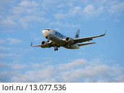 Летящий в облачном небе самолет Boeing 737-524 (VQ-BPO) авиакомпании Ютейр (2015 год). Редакционное фото, фотограф Виктор Карасев / Фотобанк Лори