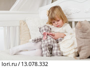 Sad girl with toy bear. Стоковое фото, фотограф Мельников Дмитрий / Фотобанк Лори