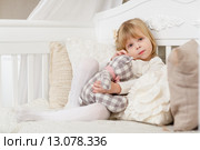 Sad girl with toy bear. Стоковое фото, фотограф Мельников Дмитрий / Фотобанк Лори