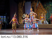 Тайское танцевальное шоу для туристов. Паттайя, Королевство Таиланд (2013 год). Редакционное фото, фотограф Григорий Писоцкий / Фотобанк Лори