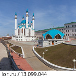 Казанский кремль. Вид на мечеть Кул-Шариф, здания и постройки на территории кремля с крепостной стены (2015 год). Стоковое фото, фотограф Горшков Игорь / Фотобанк Лори