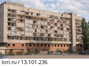Заброшенное разрушенное офисное здание в Волгограде, Бывшая гостиница «Молодёжный центр» (2015 год). Редакционное фото, фотограф Иванов Алексей / Фотобанк Лори