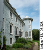 Low angle view of a building, Manoir-Papineau National Historic Site, Montebello, Quebec, Canada (2013 год). Стоковое фото, фотограф Keith Levit / Ingram Publishing / Фотобанк Лори
