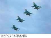 Празднование 70-й годовщины Победы в Великой Отечественной войне. Парадный пролет авиации в небе над Москвой. Группа самолетов Су-34 (по кодификации НАТО: Fullback) - российский многофункциональный истребитель-бомбардировщик (2015 год). Редакционное фото, фотограф Игорь Долгов / Фотобанк Лори