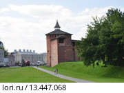 Коломна. Улица и башня Кремля. (2015 год). Редакционное фото, фотограф Ирина Быстрова / Фотобанк Лори