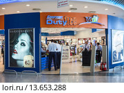 Вход в магазин Duty Free в аэропорту Хургады, Египет (2015 год). Редакционное фото, фотограф Кекяляйнен Андрей / Фотобанк Лори