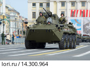 БТР-82А на репетиции парада в честь Дня Победы на Дворцовой площади. Санкт-Петербург (2015 год). Редакционное фото, фотограф Виктор Карасев / Фотобанк Лори