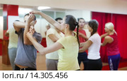 Positive couples enjoying of partner dance. Стоковое видео, видеограф Яков Филимонов / Фотобанк Лори