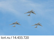 Пролет самолетов Tu-95MS над Красной площадью в Москве. Редакционное фото, фотограф Овчинникова Ирина / Фотобанк Лори