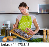Female with foul fish that stinks. Стоковое фото, фотограф Яков Филимонов / Фотобанк Лори
