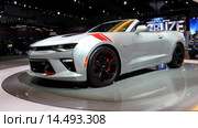Автомобиль Chevrolet Camaro кабриолет на автосалоне в Лос-Анджелесе (2015 год). Редакционное фото, фотограф Роман Коротков / Фотобанк Лори