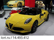 Автомобиль Alfa Romeo 4C spider на автосалоне в Лос-Анджелесе (2015 год). Редакционное фото, фотограф Роман Коротков / Фотобанк Лори