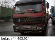 Большое скопление грузовых автомобилей во время перекрытия МКАД в районе Ленинградского шоссе в городе Москве, Россия (2015 год). Редакционное фото, фотограф Николай Винокуров / Фотобанк Лори