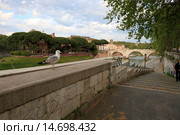 Набережная реки Тибр. Рим, Италия (2015 год). Редакционное фото, фотограф Яна Королёва / Фотобанк Лори