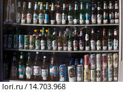 Витрина пивного ларька в городе Москве (2015 год). Редакционное фото, фотограф Николай Винокуров / Фотобанк Лори