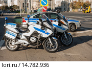 Служебный транспорт автоинспекторов ГИБДД. Патрульные мотоциклы и автомобиль на городском перекрёстке (2013 год). Редакционное фото, фотограф Михаил Михин / Фотобанк Лори
