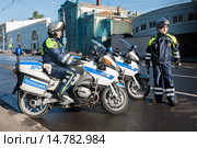 Автоинспекторы ГИБДД на мотоциклах патрулируют улицы Москвы (2013 год). Редакционное фото, фотограф Михаил Михин / Фотобанк Лори