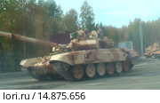 Модернизированный танк Т-72 в движении. Россия (2015 год). Редакционное видео, видеограф Сергей Буторин / Фотобанк Лори