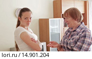 Mother and adult daughter having quarrel in home. Стоковое видео, видеограф Яков Филимонов / Фотобанк Лори