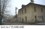 Снос дома экскаватором, Тюмень. Стоковое видео, видеограф Сергей Буторин / Фотобанк Лори