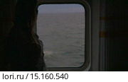 Woman opening the blind in living cabin of a ship. Стоковое видео, видеограф Данил Руденко / Фотобанк Лори